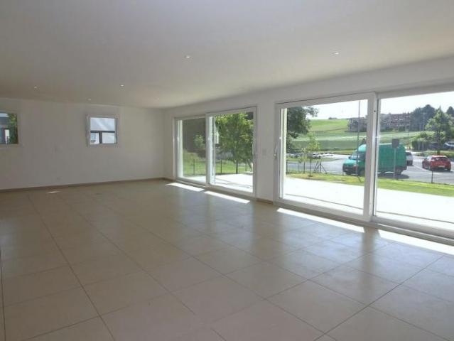 Moderne Villa mit großer Terrasse und Garten