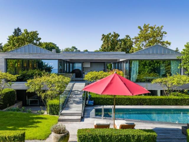 Moderne Villa mit Seeanstoss, Pool und Wellness