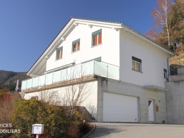 Moderne, vom Architekt entworfene Villa mit offenem Blick auf das Tal