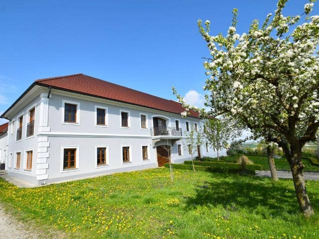 Moderne Wohnung in geschmackvoll saniertem Landhaus!