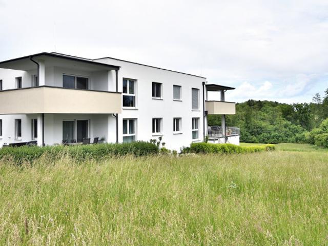 Moderne Wohnung in Ruhelage und zwei Stellplätzen