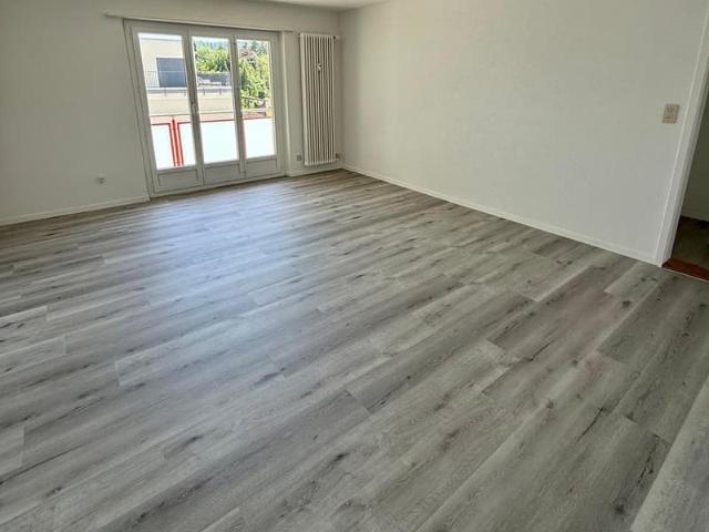 Moderne Wohnung mit Balkon