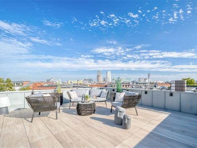 Moderne Wohnlandschaft in saniertem Altbau mit Ontop Terrasse
