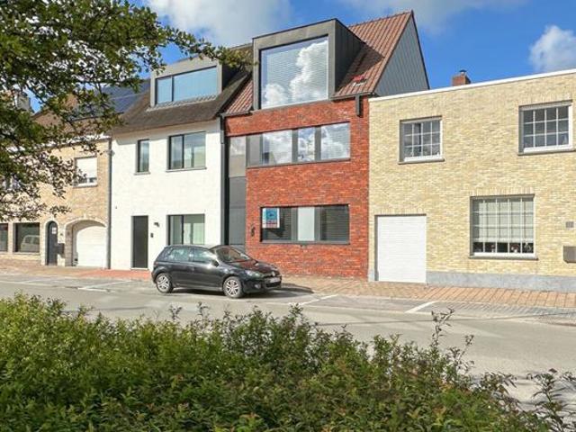 Moderne woning met een strak design, langs de Graaf Jansdijk
