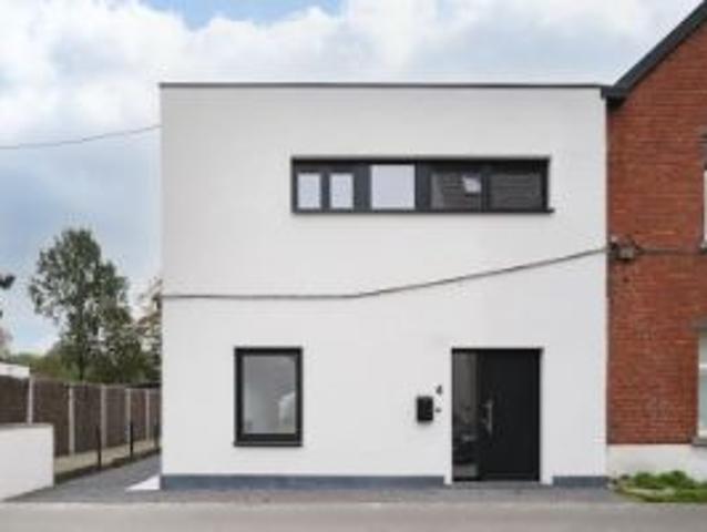 Moderne woning met tuin gelegen nabij het dorpsplein