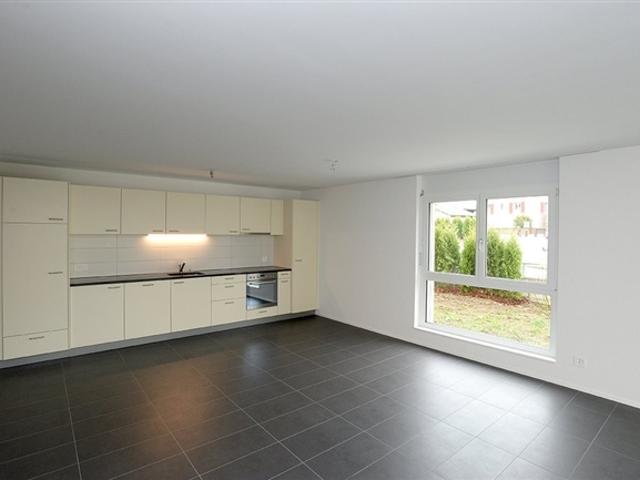 Moderne 2.5 Zimmerwohnung mit Gartensitzplatz