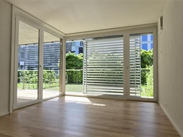 Moderne 2.5 Zimmer Wohnung mit Mietgarten und Holzterrasse in Zürich Schwamendingen zu vermieten