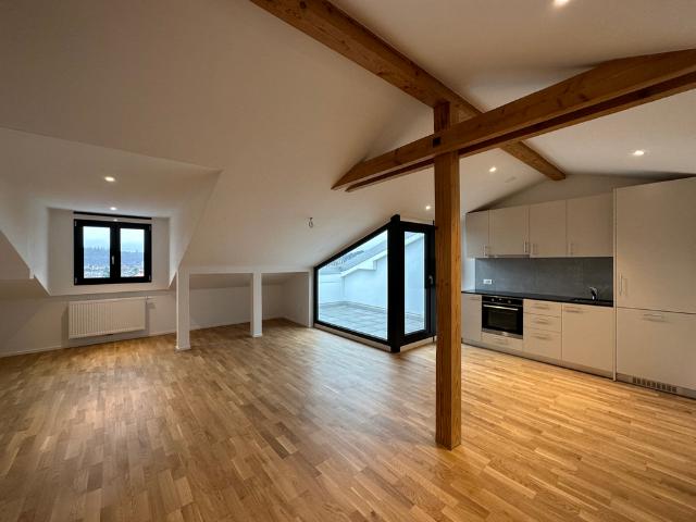 Moderne 2.5 Zimmerdachwohnung im 3. Stock mit Balkon