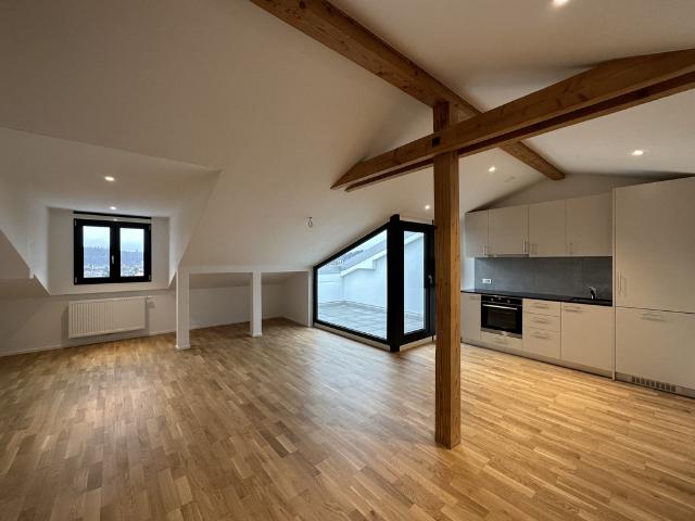 Moderne 2.5 Zimmerdachwohnung im 3. Stock mit Balkon