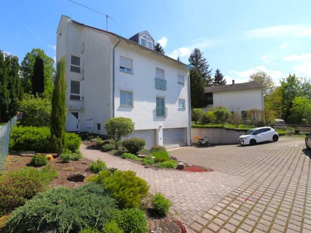 Moderne 2 Zimmer Dachgeschossperle in Bronnweiler: Balkon, EBK, Garage & Keller sofort bezugsfrei
