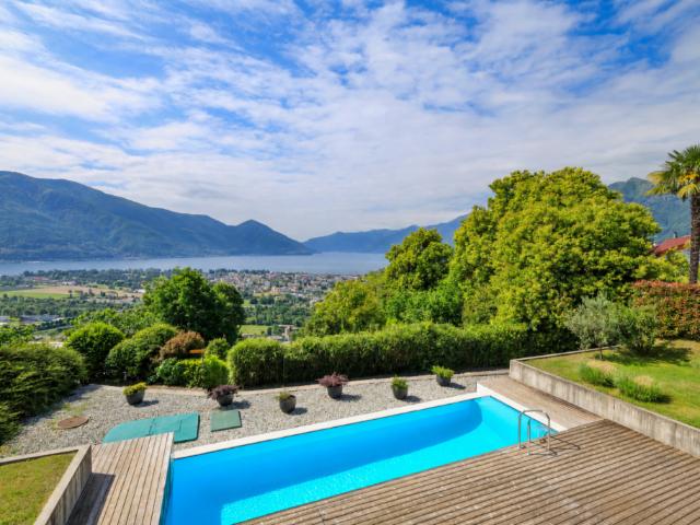 Moderne 3.5 Zi. Wohnung mit Aussenpool und Seesicht