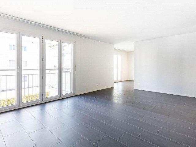 Moderne 3.5 Zimmerwohnung mit verglastem Balkon