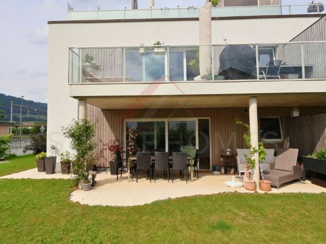 Moderne 3,5 Zimmerwohnung mit Garten und zwei Terrassen