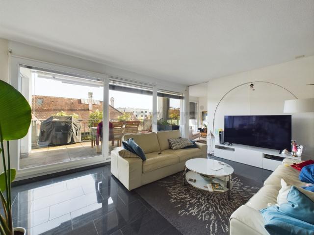 Moderne 4.5 Zimmer Attikawohnung mit grosszügiger Terrasse an zentraler Lage in Biel