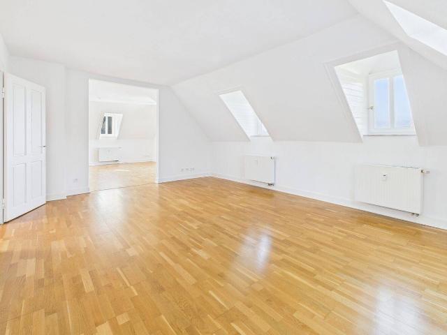 Moderne 3,5 Zimmer Dachgeschosswohnung mit grandioser Dachterrasse und beeindruckendem Panoramablick