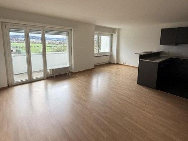 Moderne 3.5 Zimmer Wohnung an zentraler Lage mit Balkon