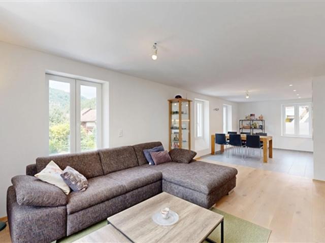 Moderne 3.5 Zimmer Wohnung mit Balkon und Aussenparkplatz