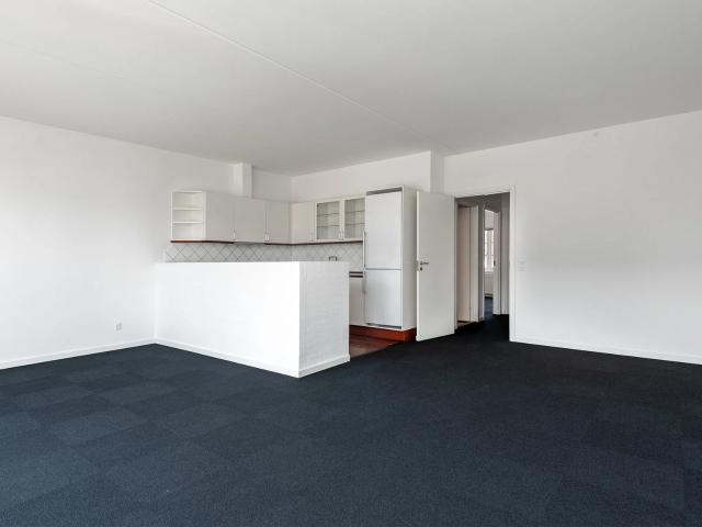 Moderne 3 værelses lejlighed nær station og strand