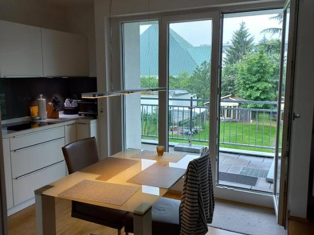 Moderne 3 Zi. Whg. mit Luxus Küche, Erdwärmepumpe & TG in Eller