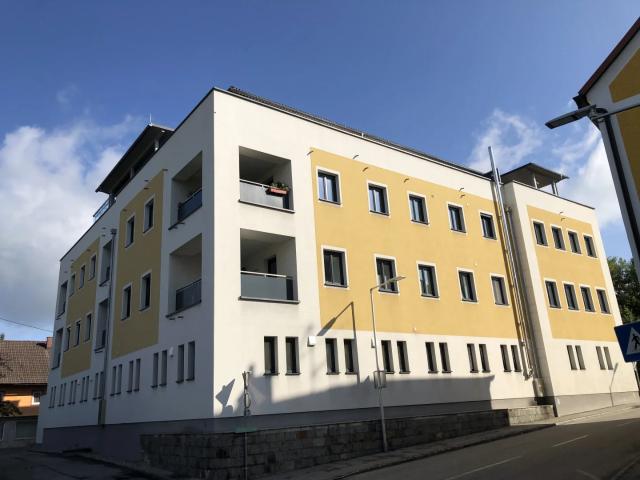 Moderne 3 Zimmer Wohnung mit möblierter Küche und PKW Stellplatz im Zentrum von Gurten