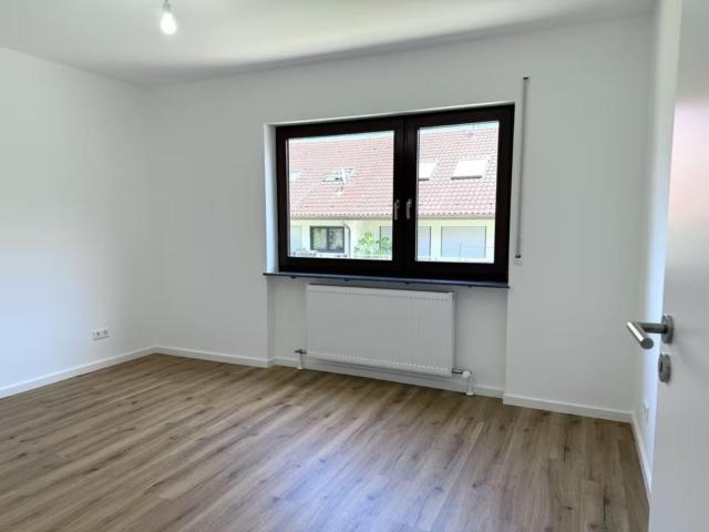 Moderne 3 Zimmer Wohnung mit Balkon – Frisch Renoviert
