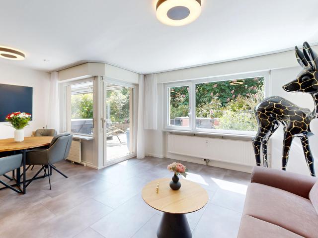 Moderne 4.5 Zimmer Gartenwohnung mit Einstellhallenplatz