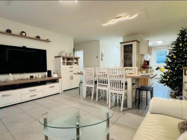 Moderne 4.5 Zimmer Wohnung mit Balkon und zwei Tiefgarage Einstellplätze