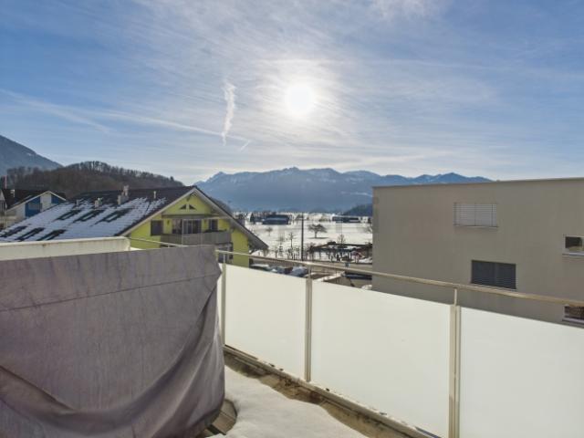 Moderne 4.5 Zimmer Wohnung mit Balkon und schöner Weitsicht, inkl. einem Parkplatz