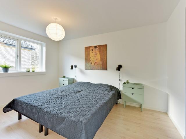 Moderne 4 værelses rækkehus med stor have i Viby J