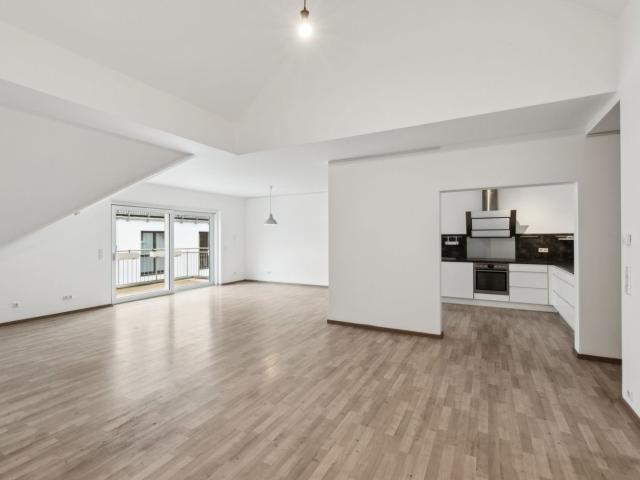 Moderne 4 Zimmer Dachgeschosswohnung mit Balkon und Aufzug
