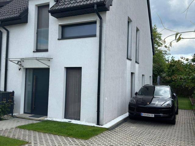Moderne 4 Zimmer Doppelhaushälfte nähe Wien