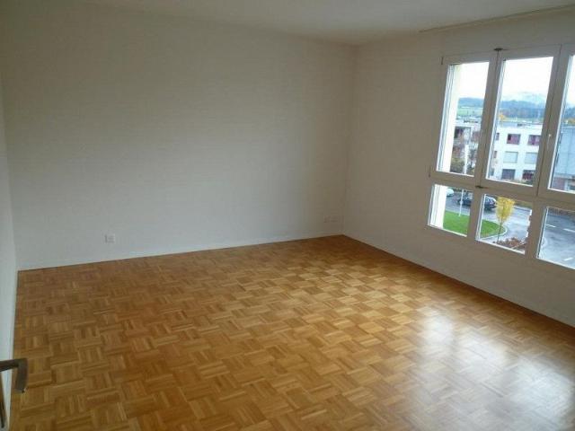 Moderne 5.5 Zimmer Attika Wohnung mit verglastem Balkon & Terrasse