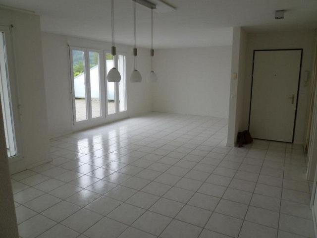 Moderne 5.5 Zimmer Attika Wohnung mit verglastem Balkon & Terrasse