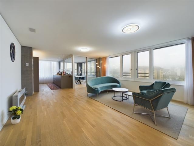Moderne 5.5 Zimmer Wohnung in Neuhausen