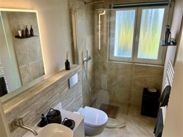 Moderne 5.5 Zimmer Wohnung mit Balkon und mehreren Terrassen in Günsberg möbliert