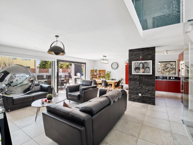 Moderne 5.5 Zimmer Villa mit Pool