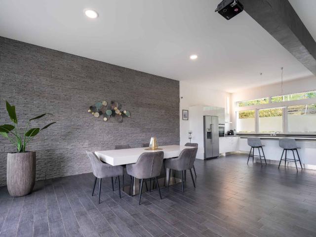 Moderne 5.5 Zimmer Villa mit 2 Balkonen, 2 Terrassen und Garten