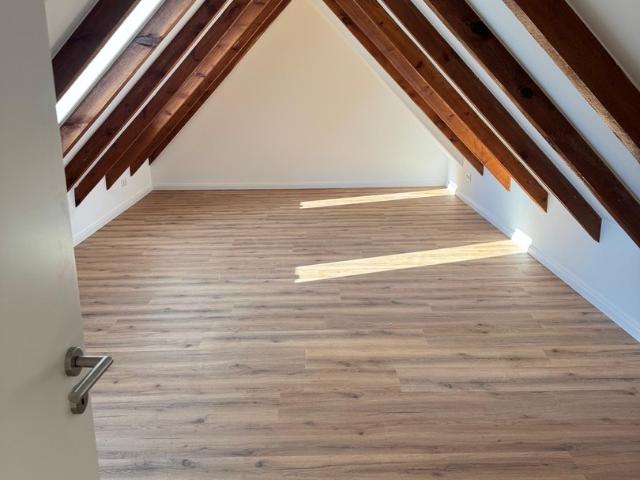 Moderne 6,5 Zimmer Dachgeschosswohnung über zwei Etagen mit Balkon und optionalem Garten mit Pool