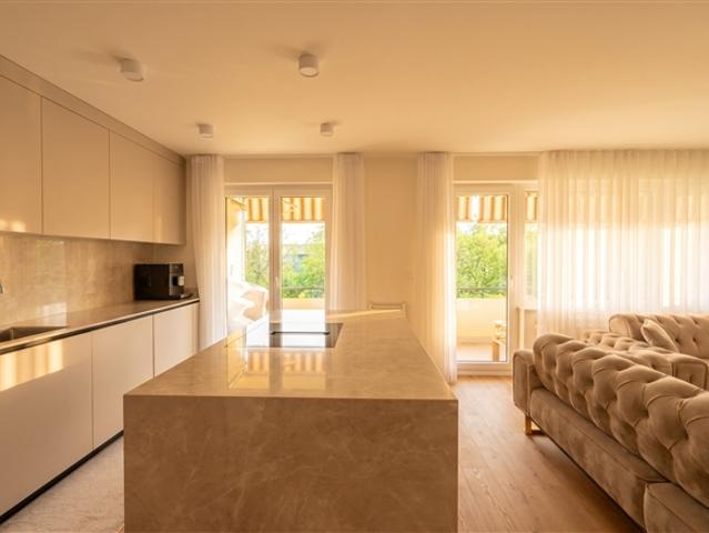Modernes 4.5 Zimmer Apartment mit Balkon in Wald