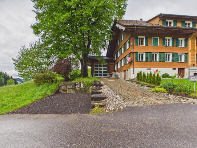 Modernes 5 Zimmer Bauernhaushälfte mit Keller, Schüpfheim