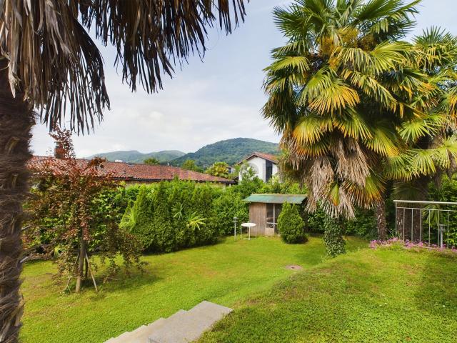 Modernes 7.5 Zimmer Einfamilienhaus in Caslano mit Blick ins Grüne / Vendiamo casa indipendente 7.5 a Caslano bellissimo quartiere vicino al Lago