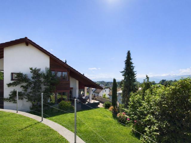 Modernes 9 Zimmer Einfamilienhaus mit Garten in Hombrechtikon