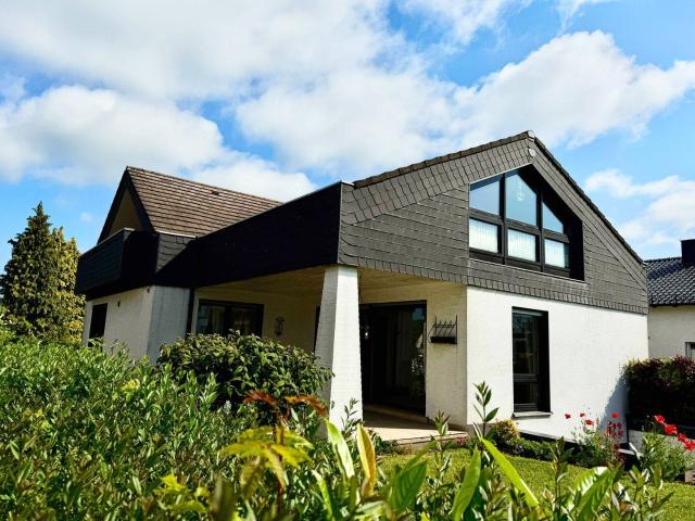 MODERNES 1 2 FAMILIENHAUS IN GUTER NACHBARSCHAFT !