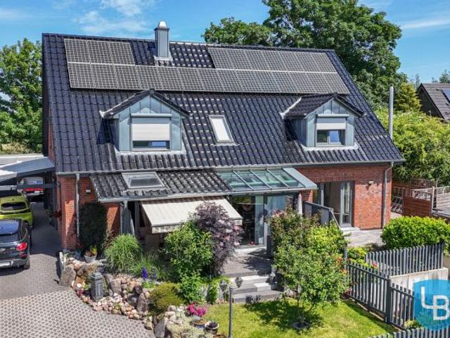 Modernes Wohnglück: Hochwertiges Zweifamilienhaus mit traumhafter Garten Oase in Rastorfer Passau