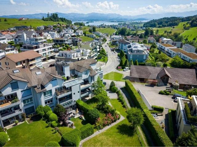 Modernes Wohnen eingebettet in die Natur / Frisch renovierte 4.5 Zimmerwohnung im EG / Im Baurecht