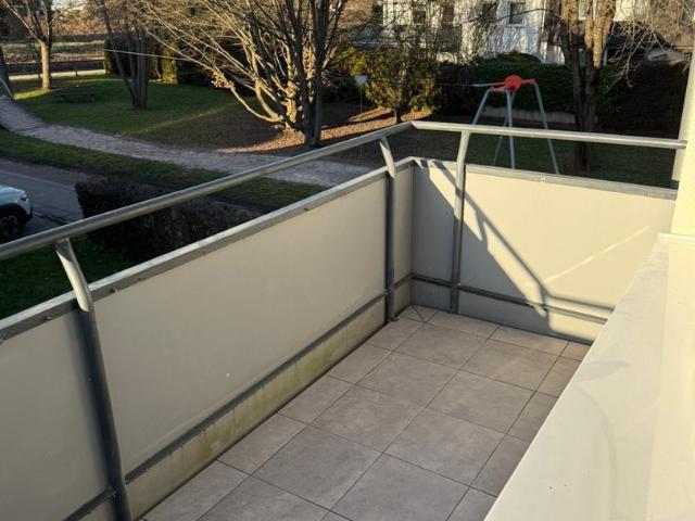 Modernes Wohnen: Helle 2 Zimmer Wohnung mit sonnigem Balkon in Stuttgart Stammheim