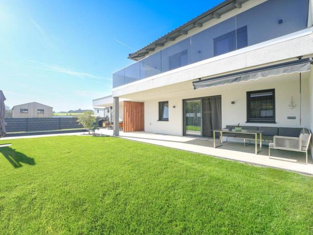 Modernes Wohnen in Leombach mit Pool und Doppelgarage