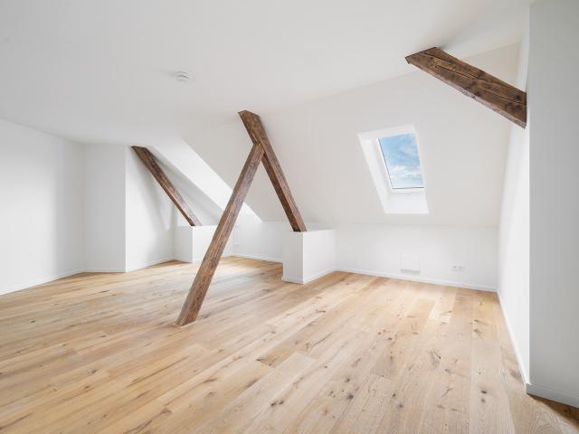 Modernes Wohnen mit Altbau Charme: 106 m² kernsanierte Dachgeschosswohnung!