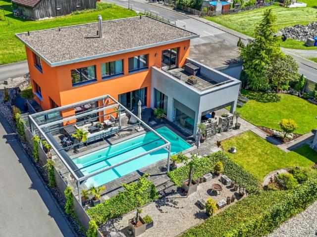 Modernes Wohnerlebnis mit Weitblick Einfamilienhaus mit Pool, Gartenidylle und Panoramasicht