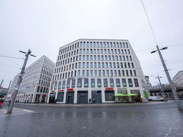 Modernes Arbeiten mit Blick auf die Stadt